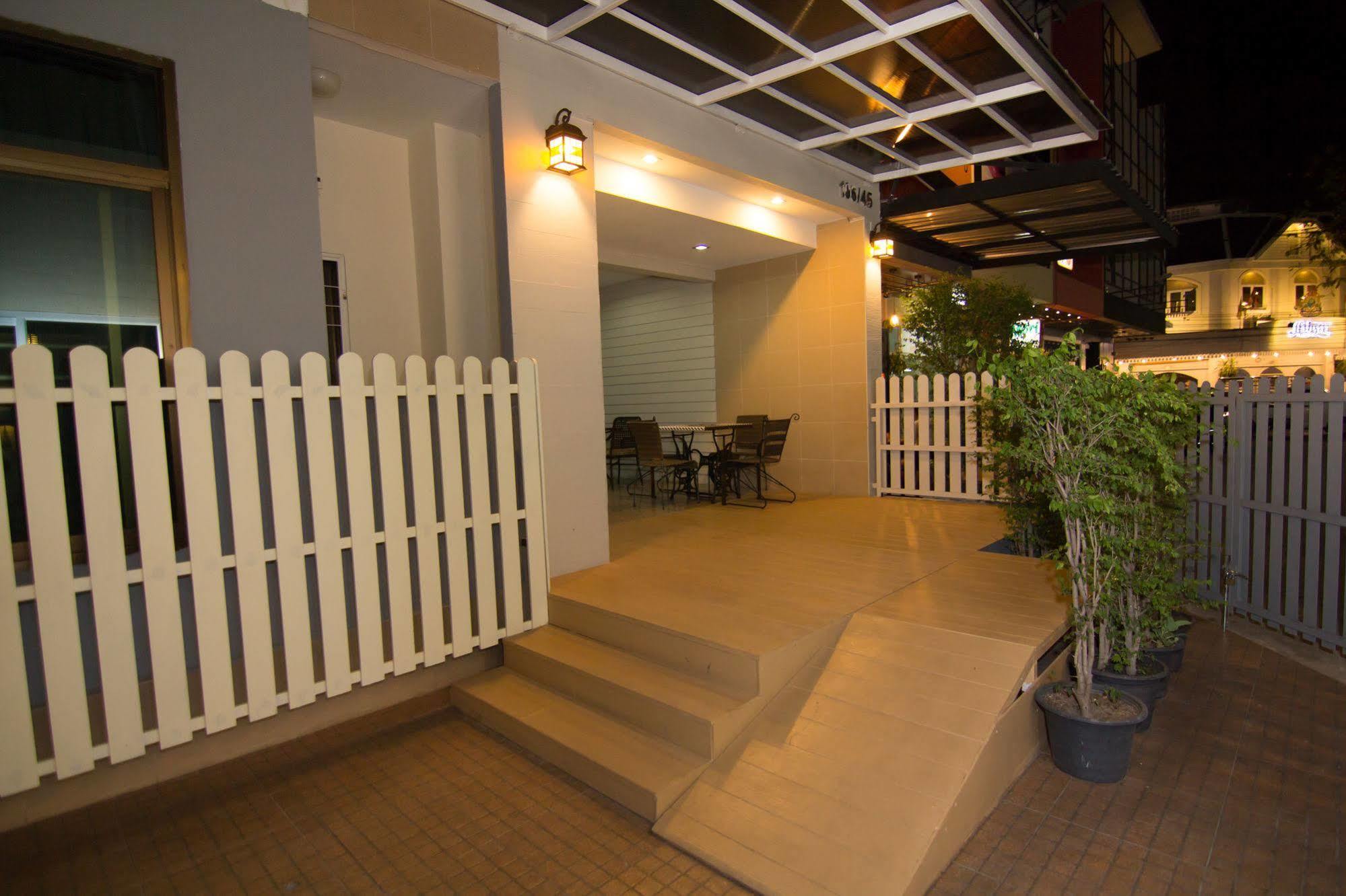 Prajaktra City Hostel Удон Тани Екстериор снимка