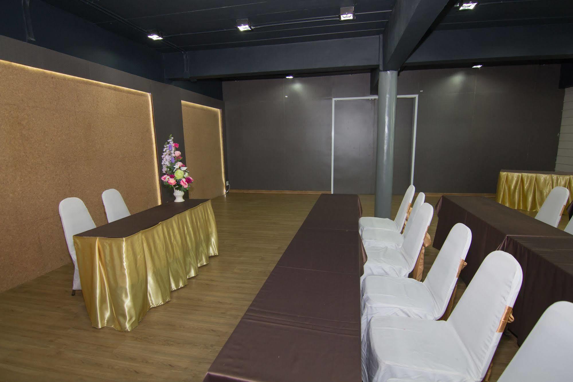Prajaktra City Hostel Удон Тани Екстериор снимка