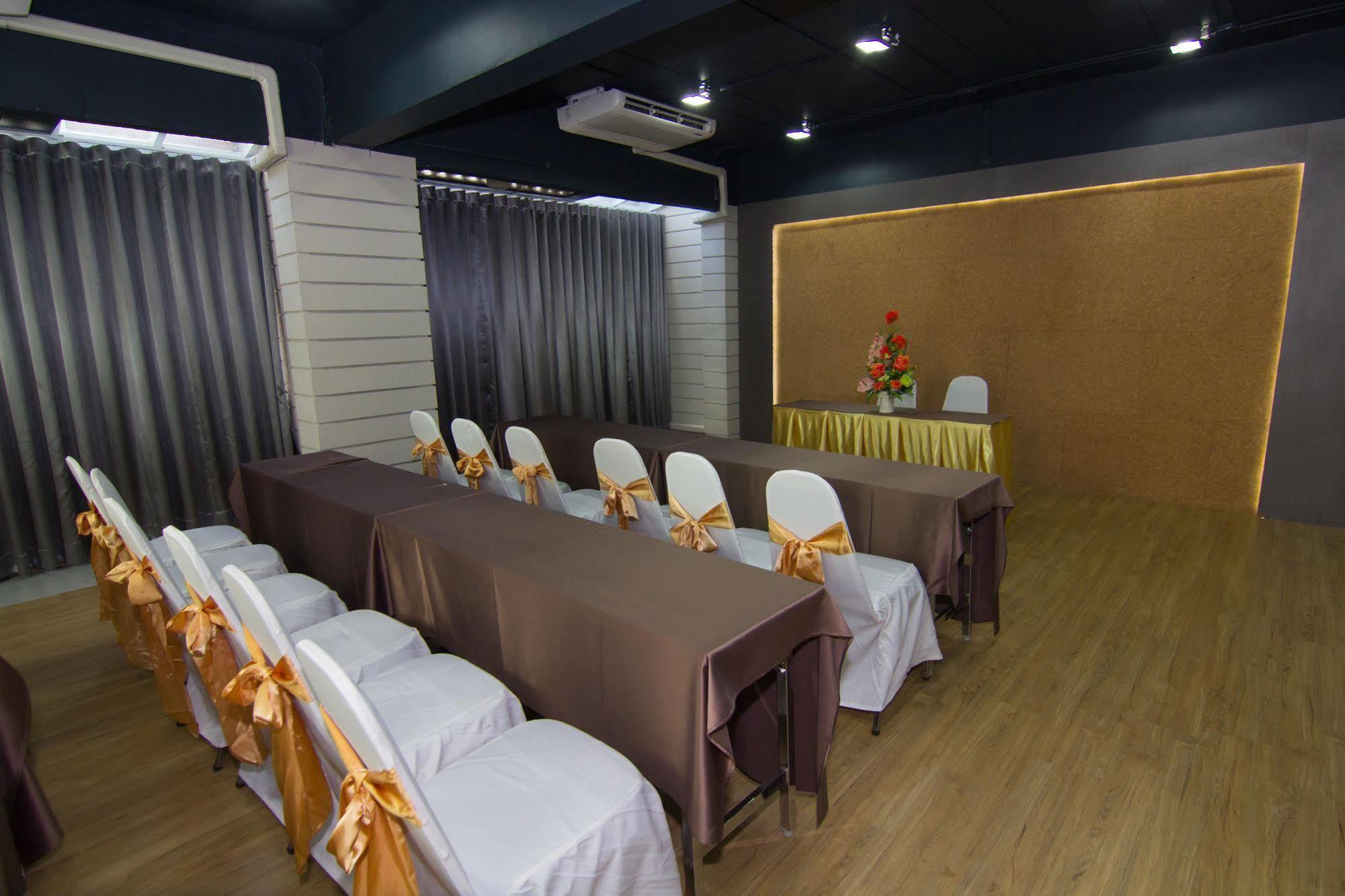Prajaktra City Hostel Удон Тани Екстериор снимка